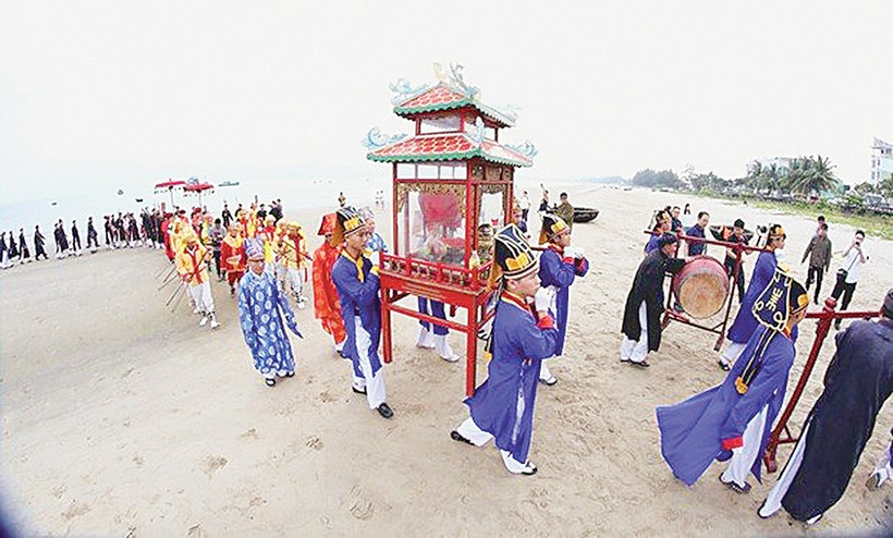 Nghi lễ rước nghinh thần trước biển tại lễ Cầu ngư, làng Nam Ô (thành phố Đà Nẵng). Ảnh: Trần Lê Lâm