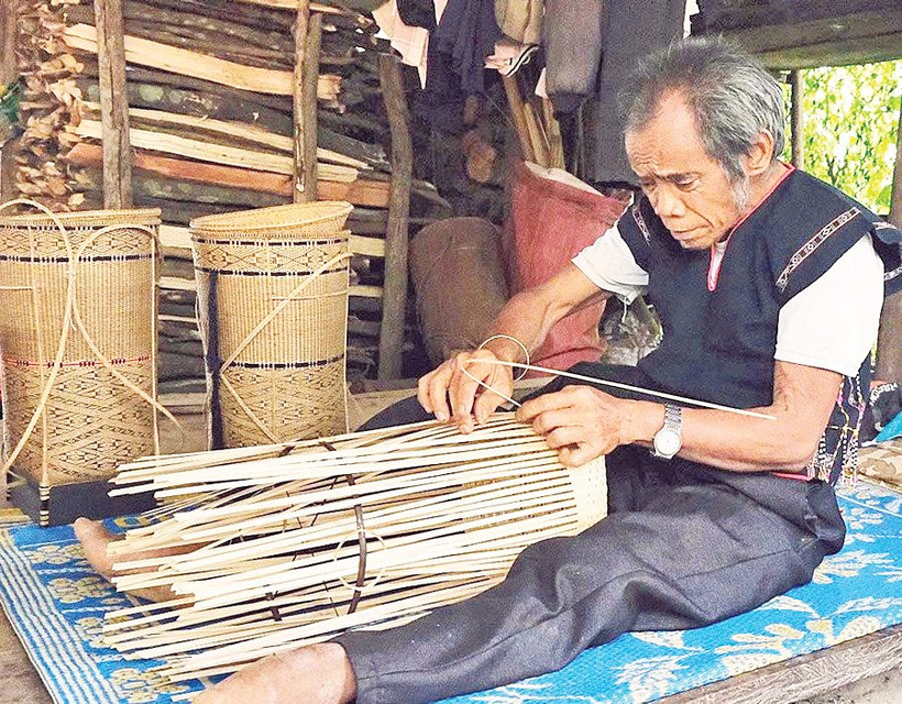 Nghệ nhân Đinh Bi miệt mài gìn giữ nghề đan lát truyền thống. Ảnh: Hồng Thương