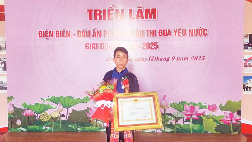 Anh Mùa A Thi, Trưởng bản Háng Pu Xi tại Đại hội Thi đua yêu nước tỉnh Điện Biên. Ảnh: LÊ HƯƠNG