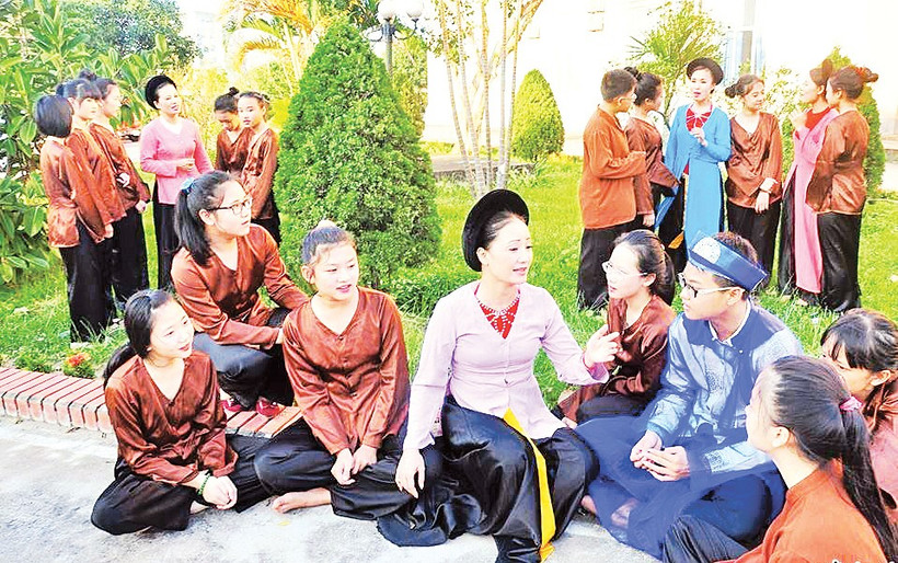 NSND Hồng Lựu (người ngồi giữa) bên các học trò. 