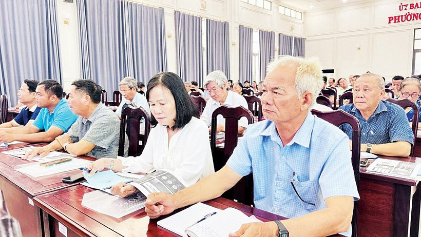 Thành viên Tổ công nghệ số cộng đồng các phường Tân Ninh, Bình Minh, Ninh Thạnh… tham dự tập huấn kỹ năng số. Ảnh: Linh Thùy