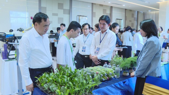 Không gian trưng bày giới thiệu mô hình, công nghệ và giải pháp nông nghiệp thích ứng với biến đổi khí hậu.