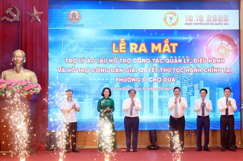 Phó Chủ tịch UBND thành phố Hà Nội Trương Việt Dũng và lãnh đạo sở, ngành, phường Ô Chợ Dừa tại lễ ra mắt Trợ lý ảo AI.