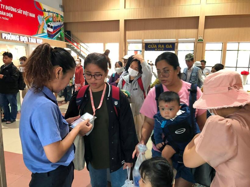 Hành trình lên tàu tại ga Sài Gòn.