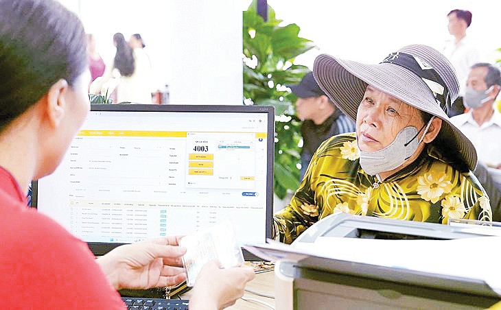 Nhờ áp dụng công nghệ, quá trình giải quyết thủ tục hành chính cho người dân được rút gọn và thuận lợi hơn. Ảnh: Hữu Hạnh