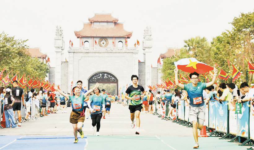 Các vận động viên về đích tại Giải Đền Hùng Marathon 2025. Nguồn: Báo Phú Thọ