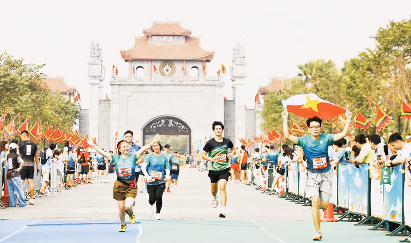 Các vận động viên về đích tại Giải Đền Hùng Marathon 2025. Nguồn: Báo Phú Thọ