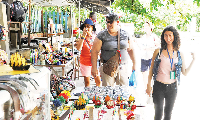 Du khách tham quan làng nghề thủ công ở Hội An.