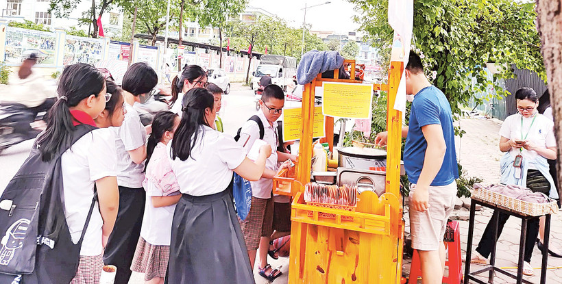 Để giải quyết tốt bài toán mưu sinh và trật tự đô thị, cần những giải pháp căn cơ của thành phố. Ảnh: Văn Học