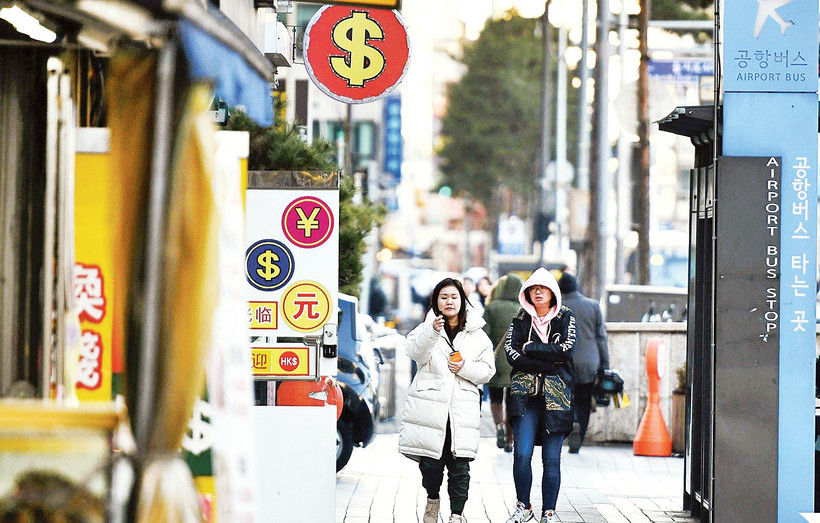 Vỉa hè ở thành phố Seoul, Hàn Quốc, luôn được giữ sạch sẽ, thông thoáng. Ảnh: Nam Khánh