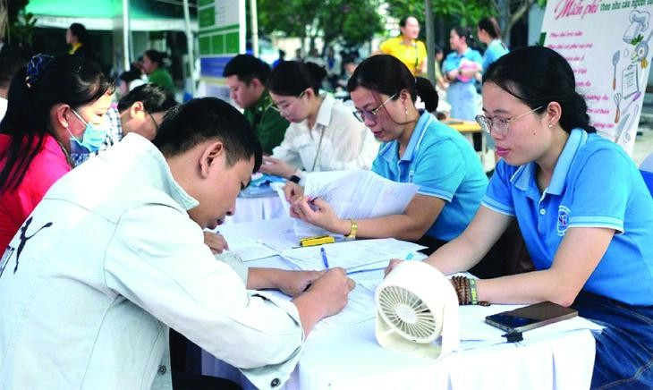 Người lao động được tư vấn, giới thiệu việc làm hoàn toàn miễn phí với nhiều cơ hội tuyển dụng tại ngày hội.