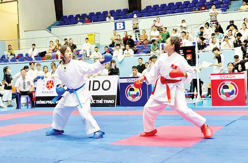 Các võ sĩ tranh tài tại Giải karate thiếu niên, nhi đồng tỉnh Đắk Lắk 2025. Ảnh: Đinh Đoài