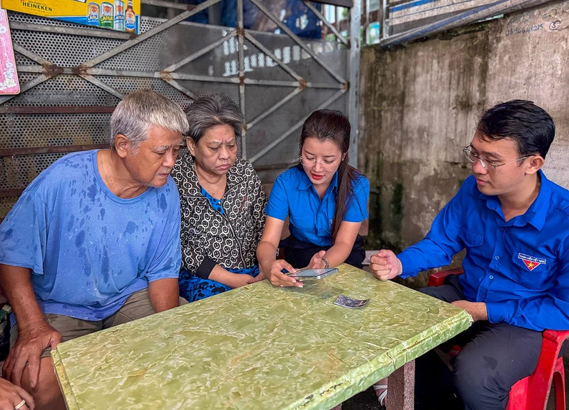 Đoàn Thanh niên phường Ninh Kiều đến nhà dân hỗ trợ bà con cài đặt ứng dụng VNeID trên điện thoại thông minh.