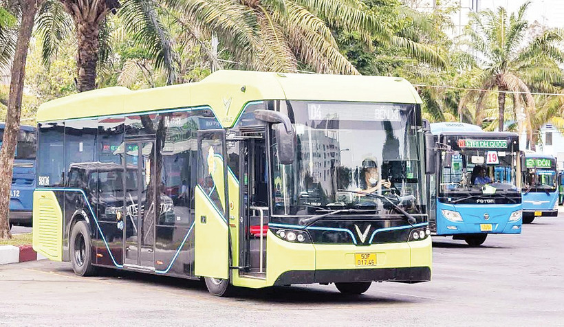 Xe sử dụng năng lượng sạch sẽ có tem kiểm định mầu xanh lá. Ảnh: Đạt Thành
