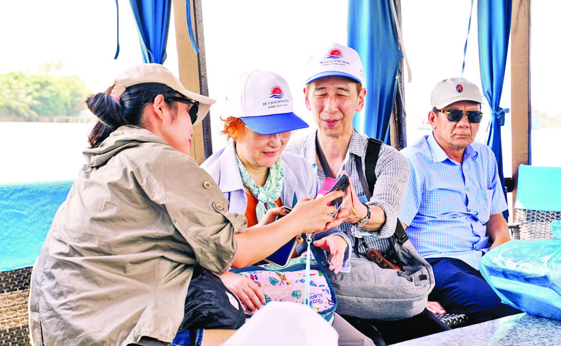 Bạn trẻ hướng dẫn vợ chồng du khách Nhật tham quan miền Tây. Ảnh: Nguyệt Anh