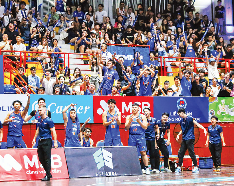 Người hâm mộ sân Tây Hồ phấn khích trước màn lội ngược dòng của Hanoi Buffaloes.
