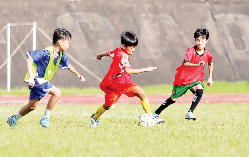 Các em nhỏ tham dự Ngày hội tuyển sinh vận động viên năng khiếu bóng đá Huế 2025. Ảnh: CLBBĐH 