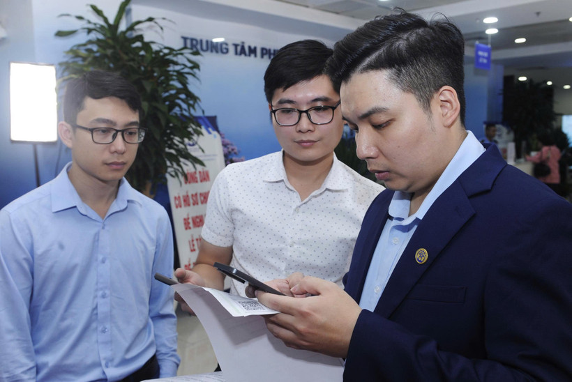 Người dân được hướng dẫn chu đáo, nhiệt tình khi làm thủ tục hành chính online. Ảnh: Hải Nam