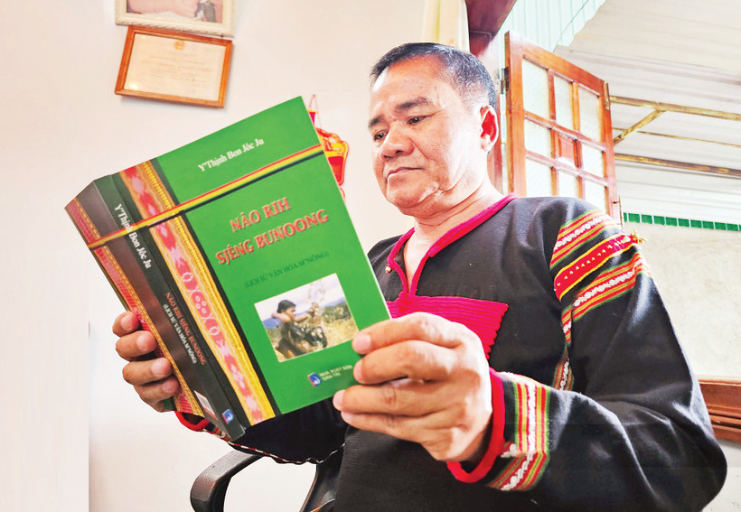 Nhà nghiên cứu Y Thịnh Bon Jôc Ju với cuốn sách “Lịch sử Văn hóa Mơ Nông”.