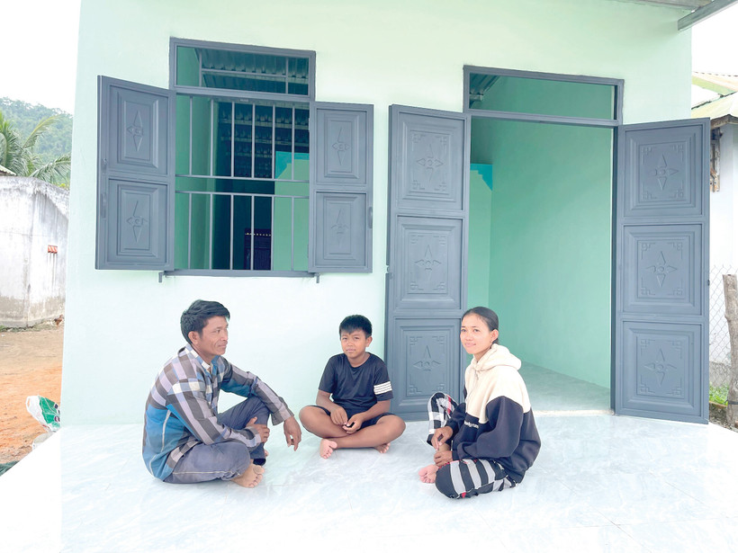 Anh Mang Sót (36 tuổi, dân tộc Ra Glai) cùng vợ con bên căn nhà mới.