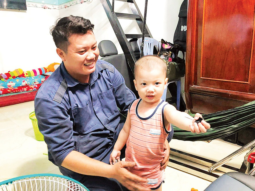 Niềm hạnh phúc của một gia đình công nhân tại nhà trọ sau giờ tan ca.