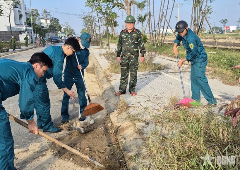  Đại tá Lê Huy Nghĩa kiểm tra, động viên lực lượng dân quân tham gia phong trào “Ngày chủ nhật xanh”.