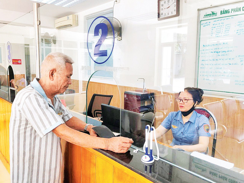 Hành khách mua vé tàu tại ga Vinh.