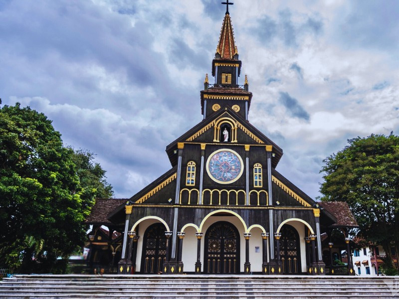 Mặt trước Nhà thờ gỗ Kon Tum.