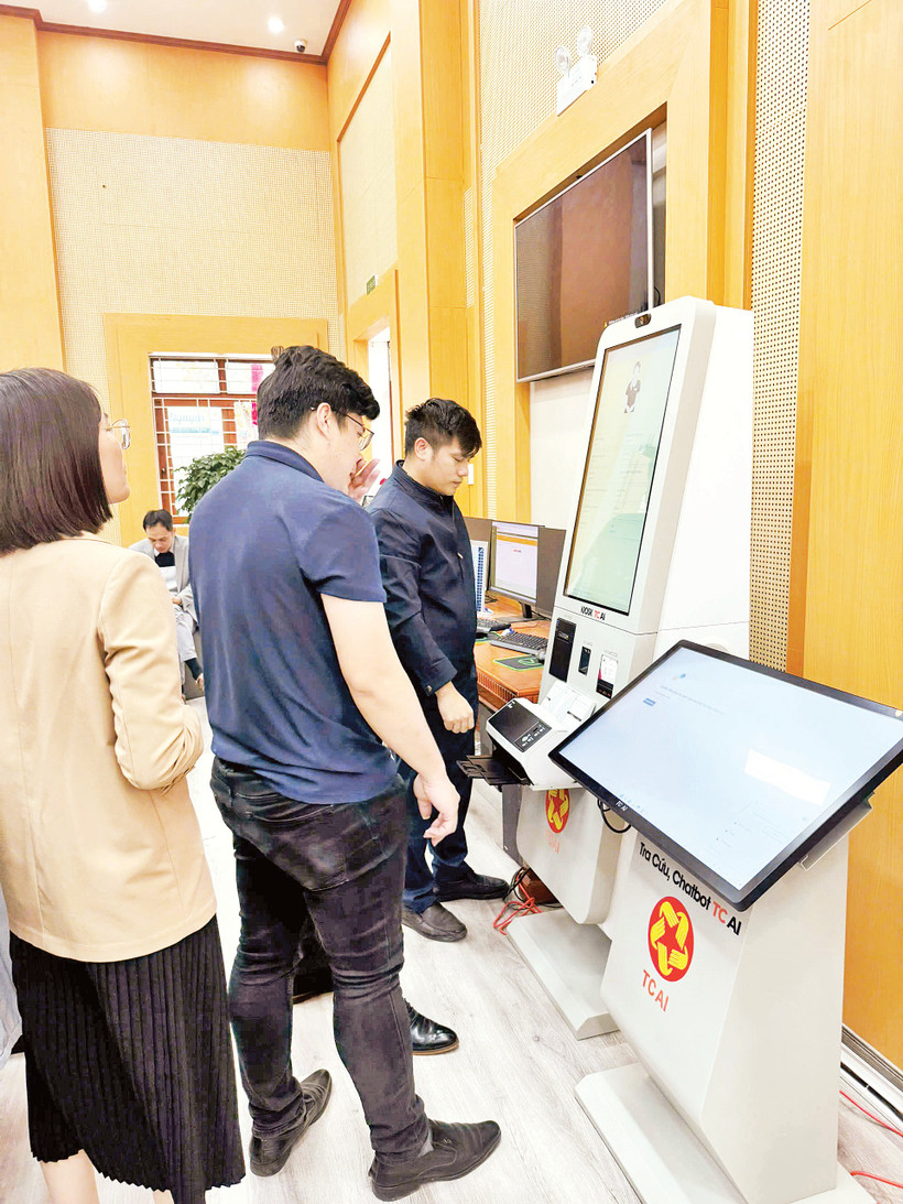 Người dân làm thủ tục hành chính qua Kiosk AI ở phường Bắc Giang. 