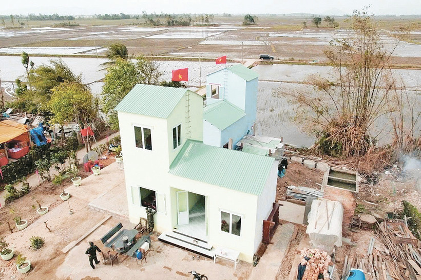 Những ngôi nhà mới vừa dựng lên tại Hòa Thịnh. Ảnh: XC