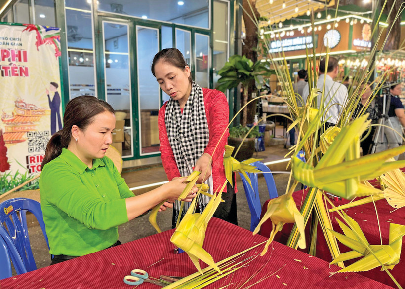 Du khách thích thú trải nghiệm hoạt động tại Ngày hội sách và văn hóa đêm. 