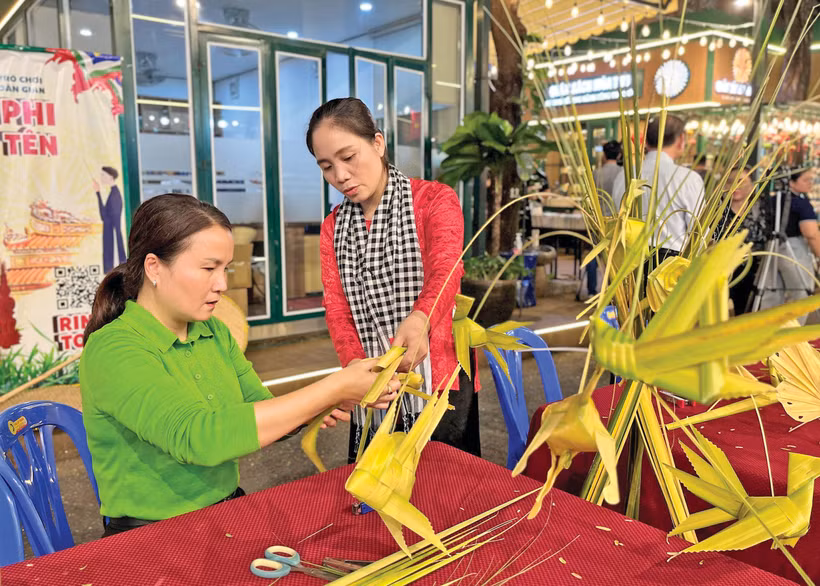 Du khách thích thú trải nghiệm hoạt động tại Ngày hội sách và văn hóa đêm. 