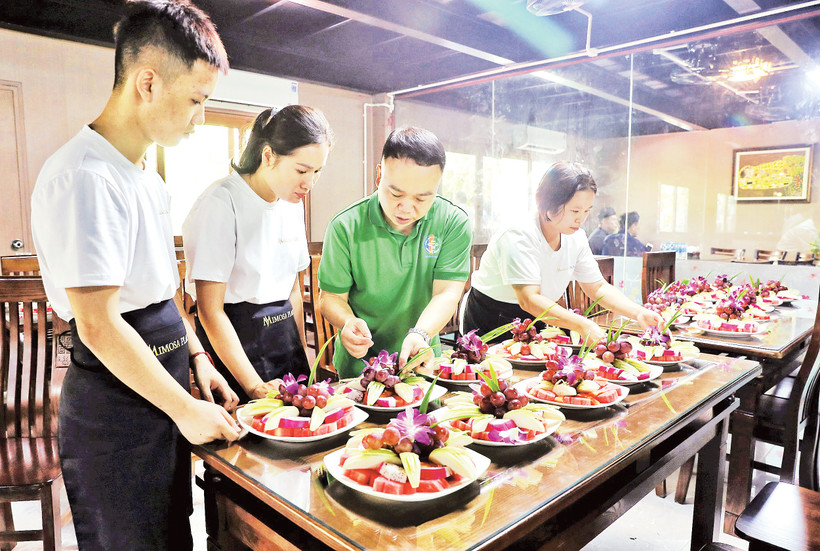 Lớp học về nghiệp vụ du lịch cho học sinh trường nghề tại Tây Nguyên. 