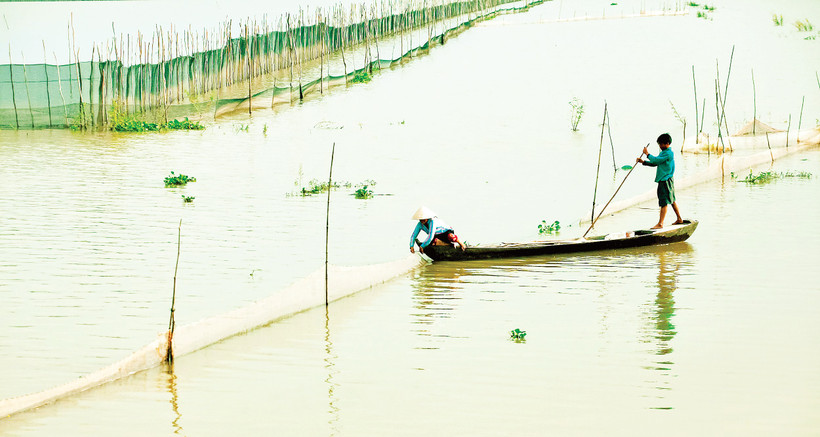Bà con xã An Phú (mới) tỉnh An Giang đón lũ. Ảnh: Phương Bằng