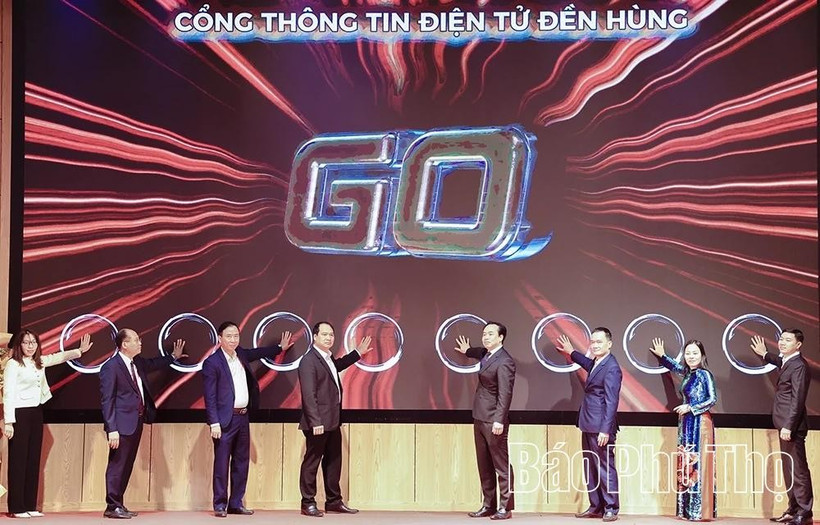 Các đại biểu thực hiện nghi lễ ra mắt Cổng thông tin điện tử denhung.vn.