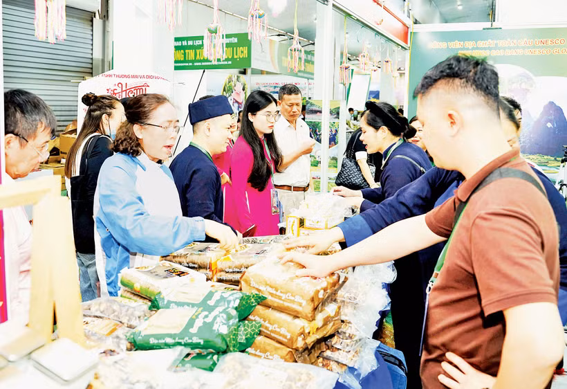 Nông sản Cao Bằng được giới thiệu tại hội chợ du lịch. Ảnh: Hải Nam 