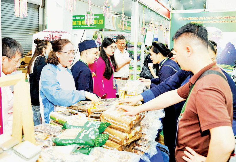 Nông sản Cao Bằng được giới thiệu tại hội chợ du lịch. Ảnh: Hải Nam 