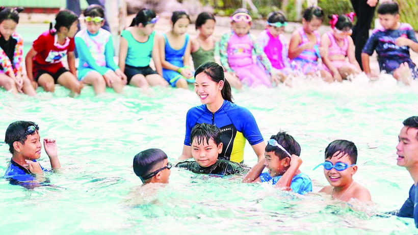 Càng nhiều lớp học bơi được tổ chức thường xuyên, mức độ an toàn dành cho trẻ em sẽ càng được nâng cao. Ảnh: Minh Tân