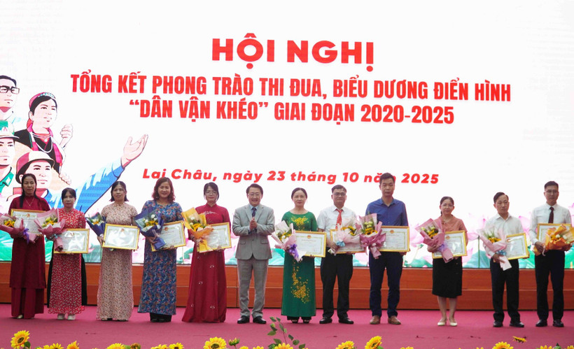 Đồng chí Sùng A Hồ - Phó Bí thư Thường trực Tỉnh ủy, Chủ tịch Ủy ban Mặt trận Tổ quốc Việt Nam tỉnh trao Bằng khen cho các tập thể.