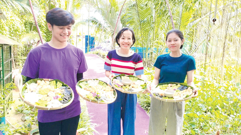 Du khách trải nghiệm tại “Về Nhà Homestay”.