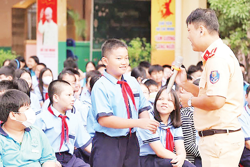 Lực lượng Công an Thành phố Hồ Chí Minh phổ biến, giáo dục về trật tự, an toàn giao thông cho học sinh. Ảnh: THẠC HIẾU.