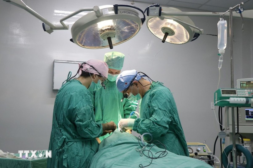 Các bác sỹ Bệnh viện Trung ương Huế và Đoàn phẫu thuật thiện nguyện Interplast phẫu thuật miễn phí cho các bệnh nhi có dị tật khe hở môi, vòm miệng.