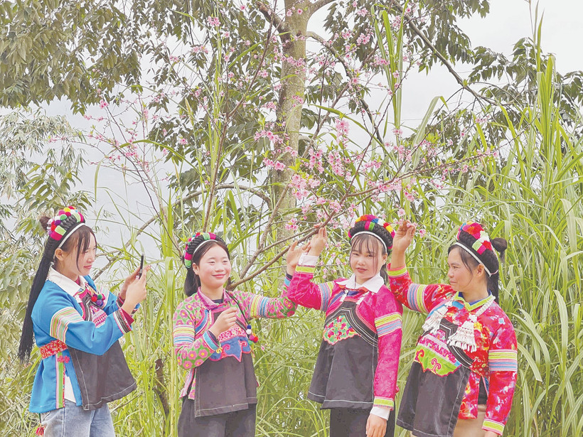 Bà con thôn Lao Pờ rộn ràng đón xuân.