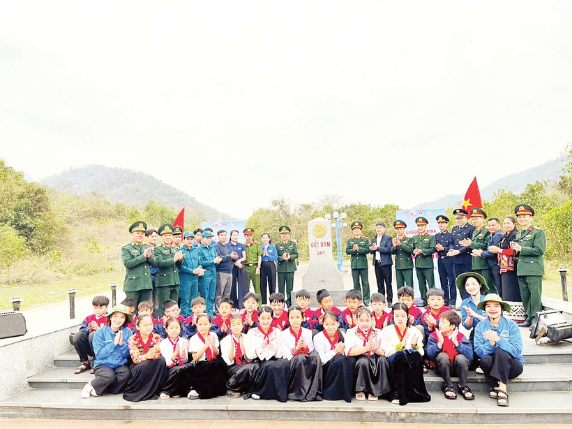 Hoạt động ý nghĩa của cán bộ, chiến sĩ và nhân dân Mường Lát hưởng ứng Tháng Thanh niên. 