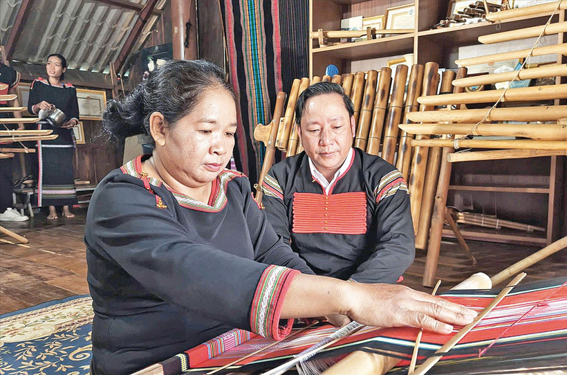 Giới thiệu kỹ thuật dệt thổ cẩm thủ công truyền thống tại buổi livestream.