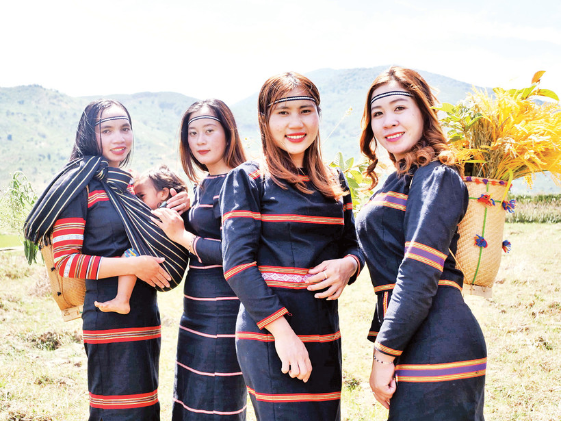 Những sơn nữ dân tộc Cơ Ho xinh đẹp trong trang phục thổ cẩm.