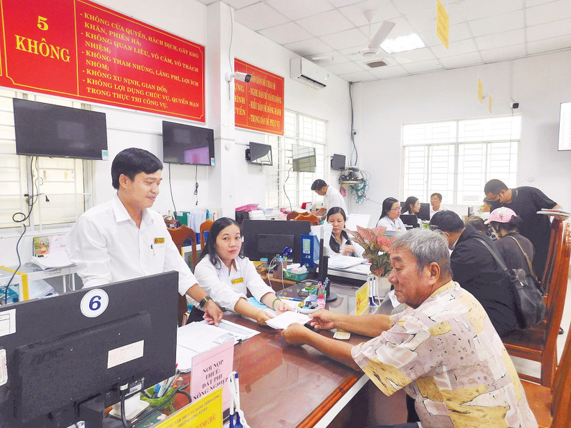 Người dân nhận kết quả tại Trung tâm Phục vụ hành chính công phường Long Xuyên, tỉnh An Giang.