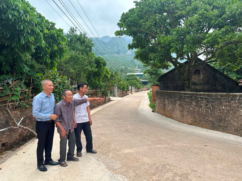 Nhờ bà con trong bản hiến đất, con đường nội bản Thái Hưng đã được mở rộng. Ảnh: CHÂU LINH 