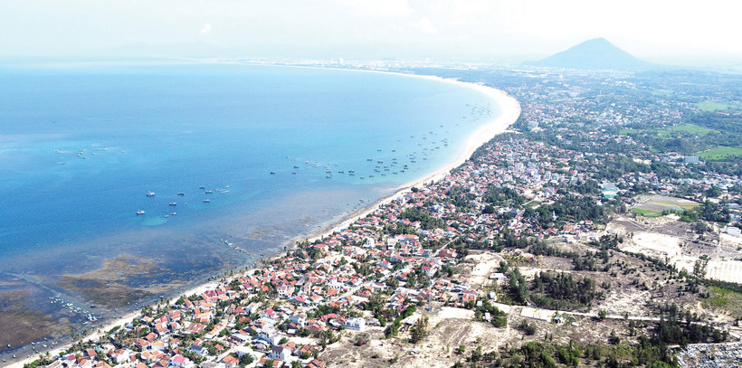 Bờ biển đẹp với nhiều danh thắng tạo lợi thế cho tuyến du lịch liên hoàn giữa biển và núi của tỉnh Đắk Lắk. Ảnh: Khiếu Minh