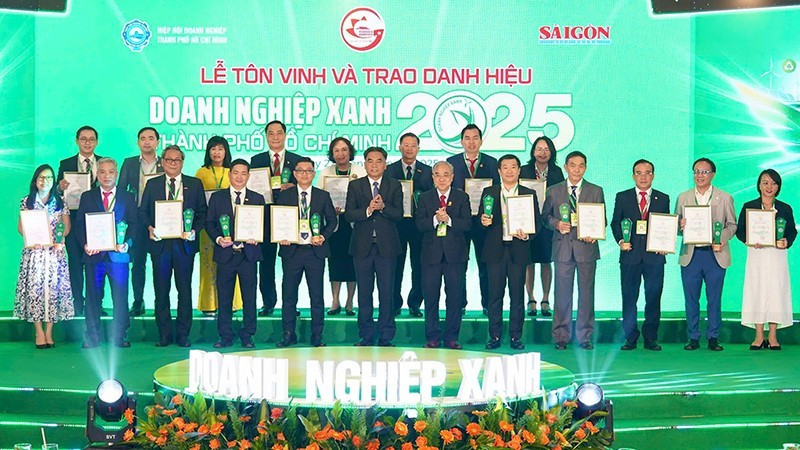 Lãnh đạo Ủy ban nhân dân Thành phố Hồ Chí Minh và Ban Tổ chức trao tặng danh hiệu “Doanh nghiệp xanh Thành phố Hồ Chí Minh” năm 2025 cho các doanh nghiệp. 